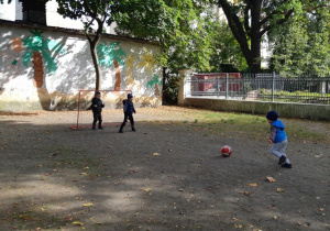 chłopcy grają w piłkę